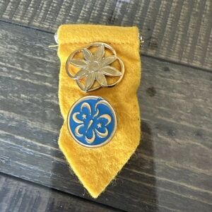 VTG Girl Scouts Pin Yellow Badge Set of 2 Gold Tone Daisy Blue/Yellow